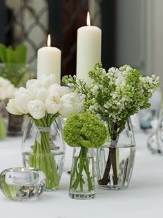 Στολισμός γαμήλιου τραπεζιου με άσπρα λουλουδια