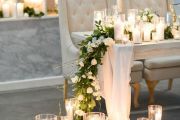στολισμο γάμου με λευκα λουλουδια και κερια